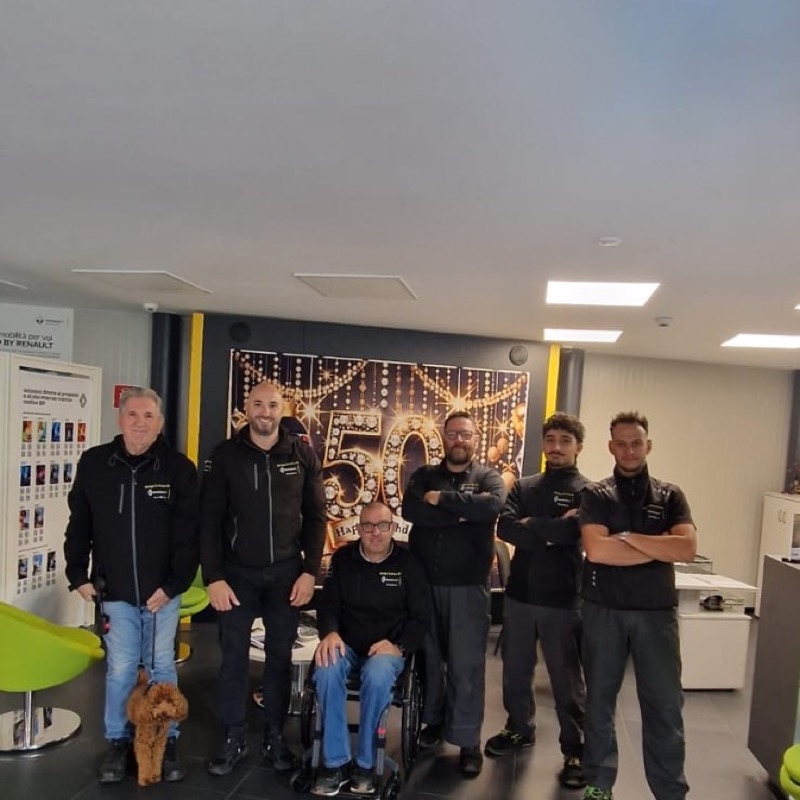 Il team di Garage Cremona SA nello showroom di Melano